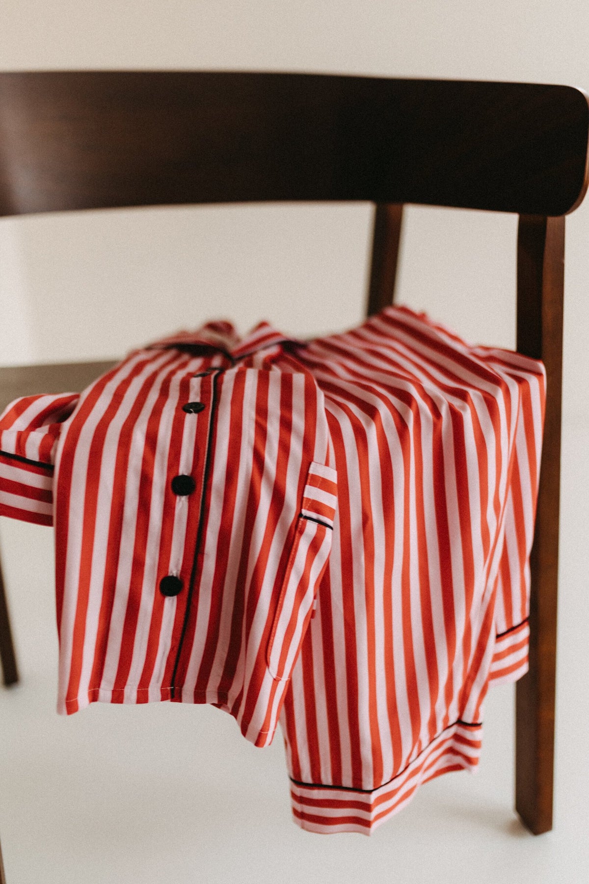 Pyjama aus feiner Webware – Streifen Rot/Creme