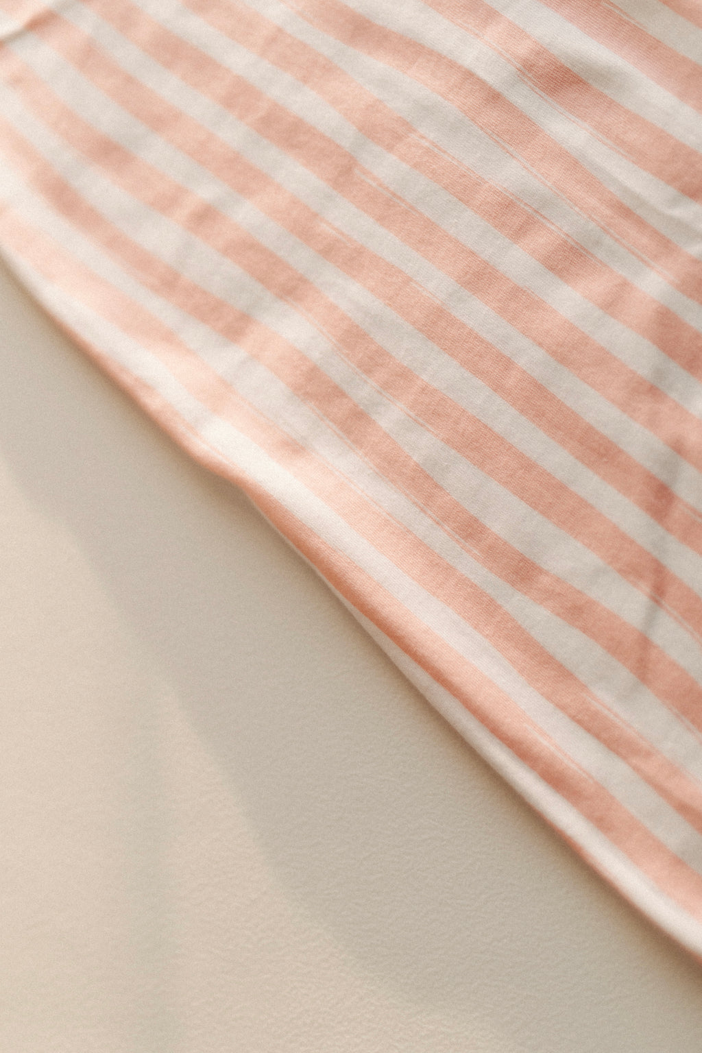 Kleid gestreift mit Motivdruck „Sea Air Sun“ – Rosa/Creme
