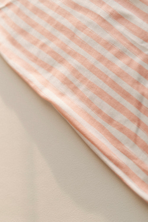 Kleid gestreift mit Motivdruck „Sea Air Sun“ – Rosa/Creme