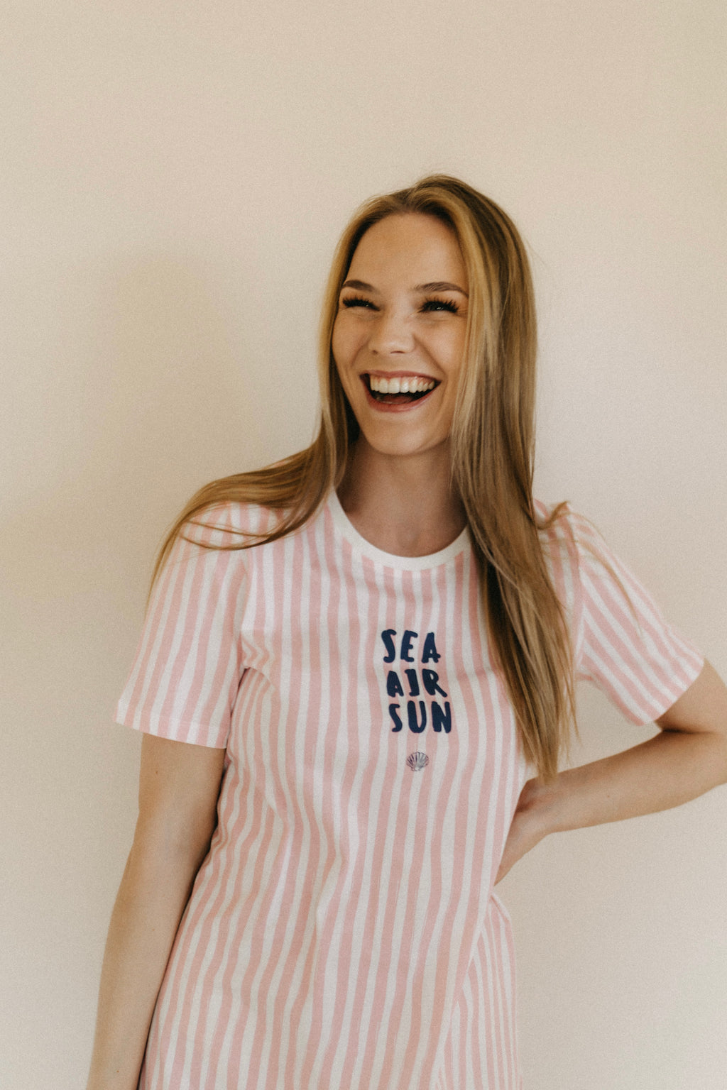 Kleid gestreift mit Motivdruck „Sea Air Sun“ – Rosa/Creme