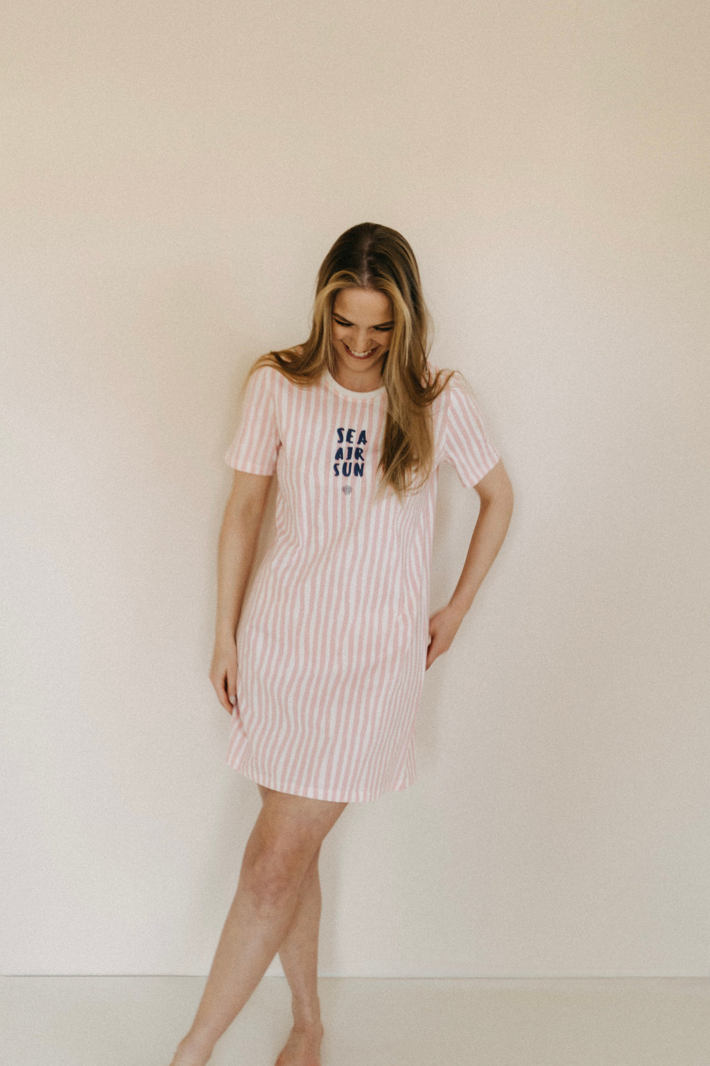 Kleid gestreift mit Motivdruck „Sea Air Sun“ – Rosa/Creme