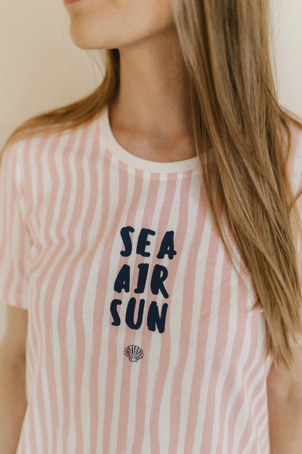 Kleid gestreift mit Motivdruck „Sea Air Sun“ – Rosa/Creme