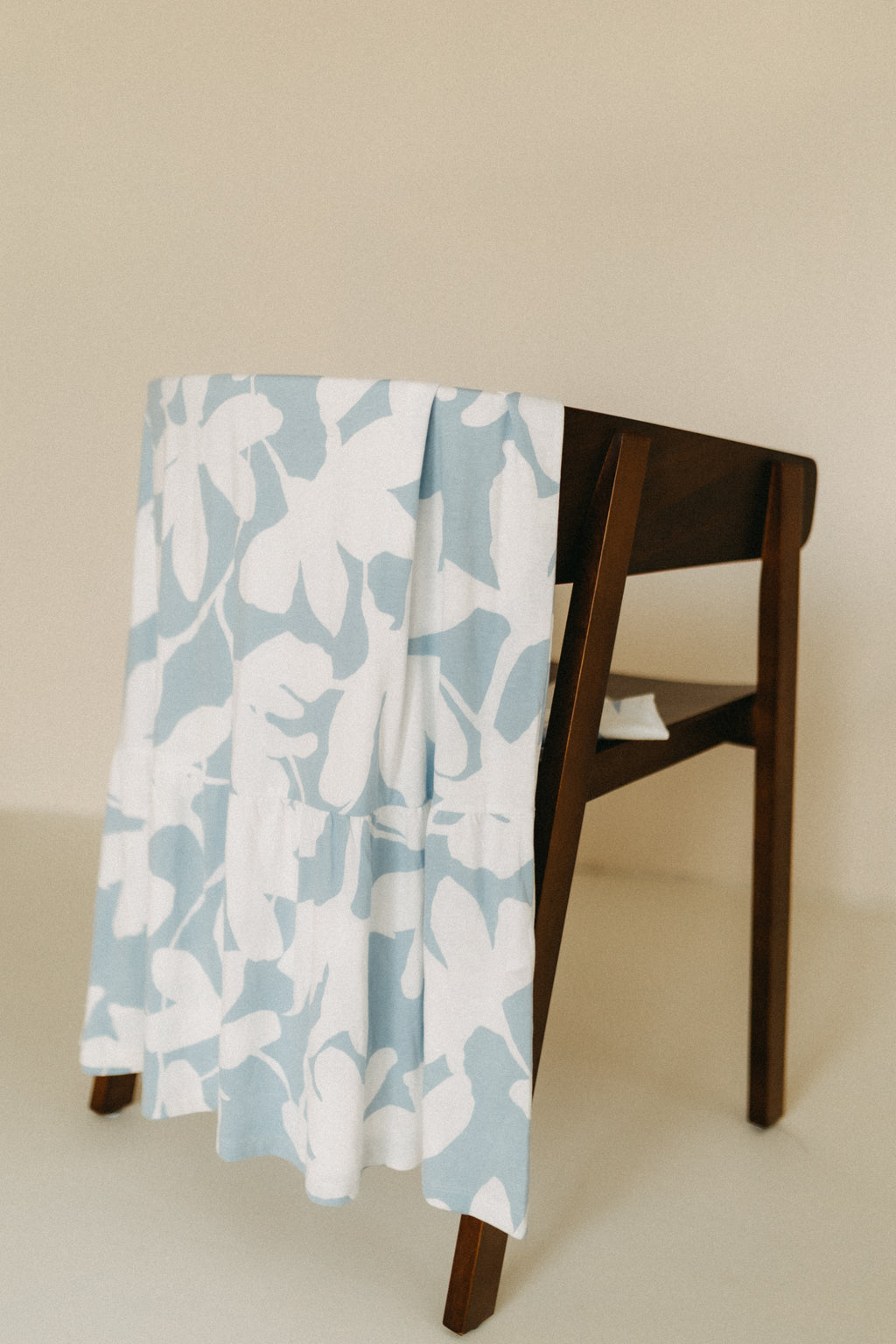 Loungekleid mit Biesen und 3/4-Arm – Blumenprint Hellblau/Weiß