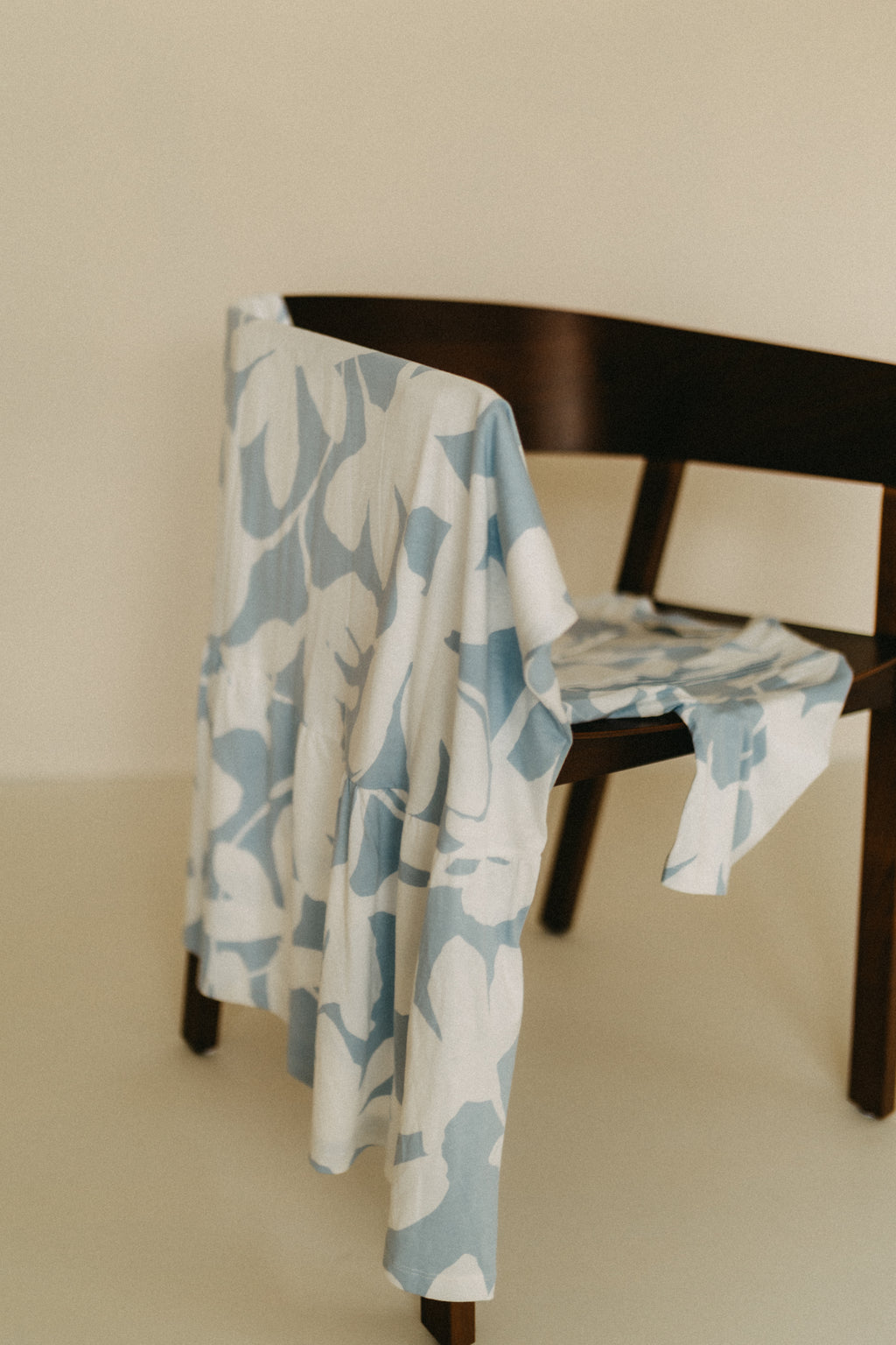 Loungekleid mit Biesen und 3/4-Arm – Blumenprint Hellblau/Weiß