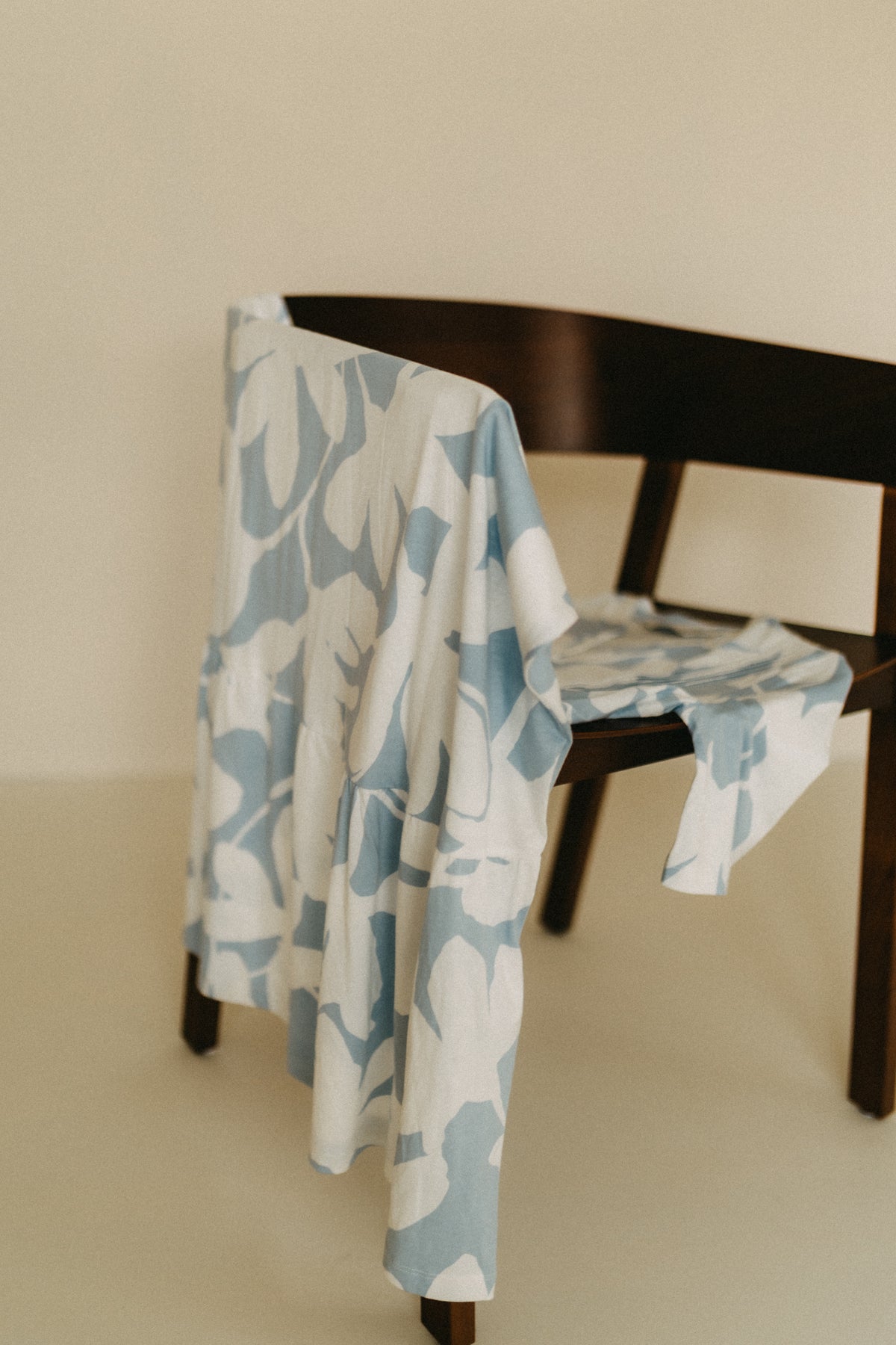 Loungekleid mit Biesen und 3/4-Arm – Blumenprint Hellblau/Weiß