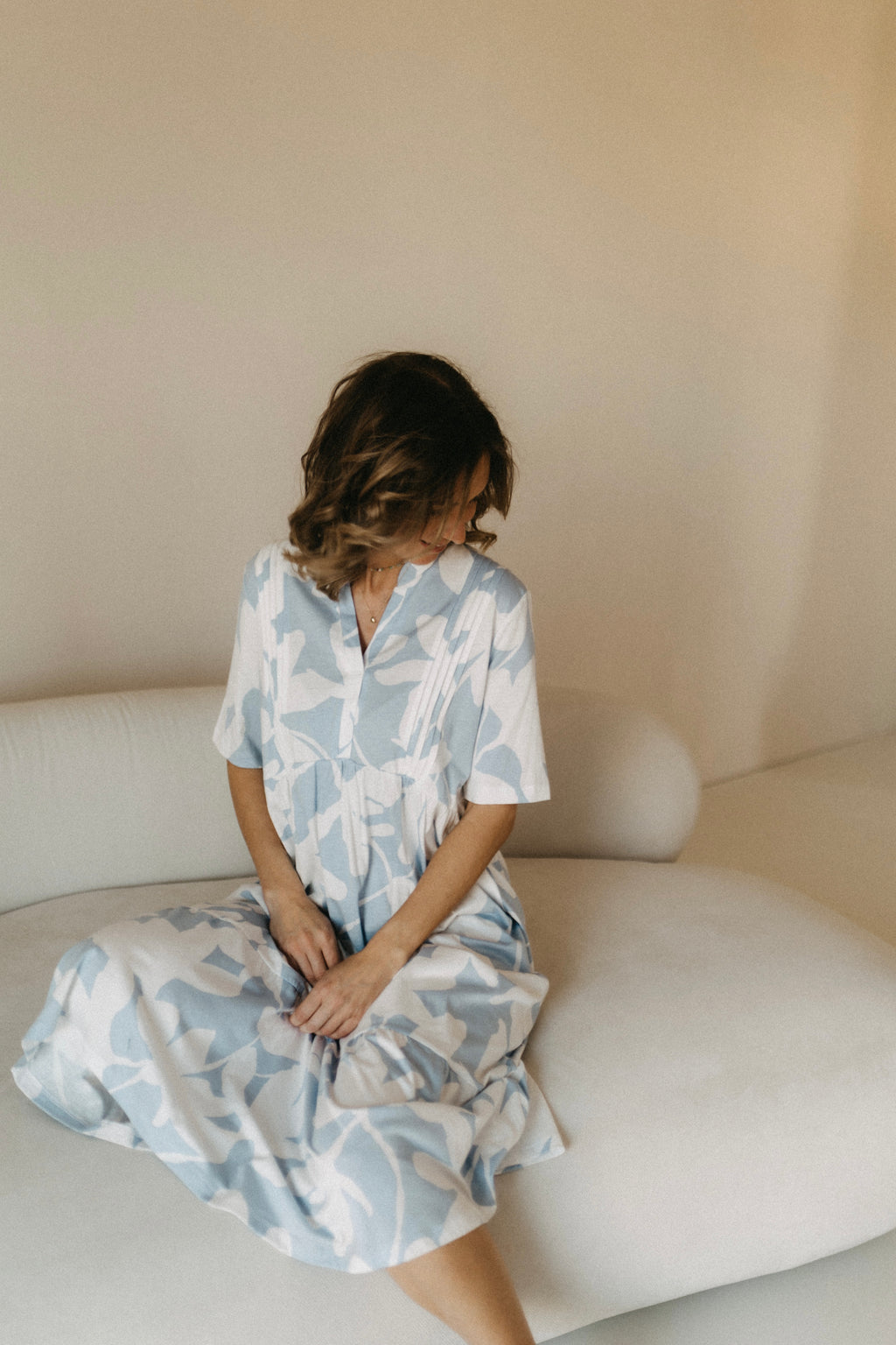 Loungekleid mit Biesen und 3/4-Arm – Blumenprint Hellblau/Weiß