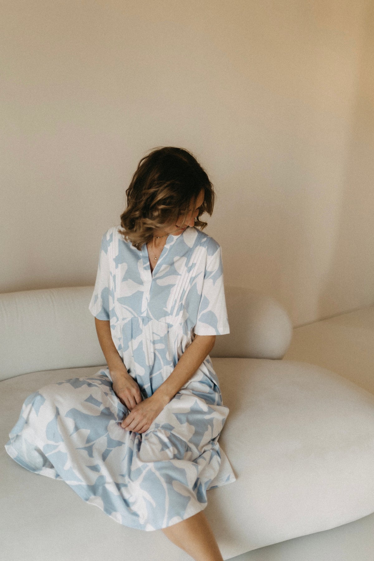 Loungekleid mit Biesen und 3/4-Arm – Blumenprint Hellblau/Weiß