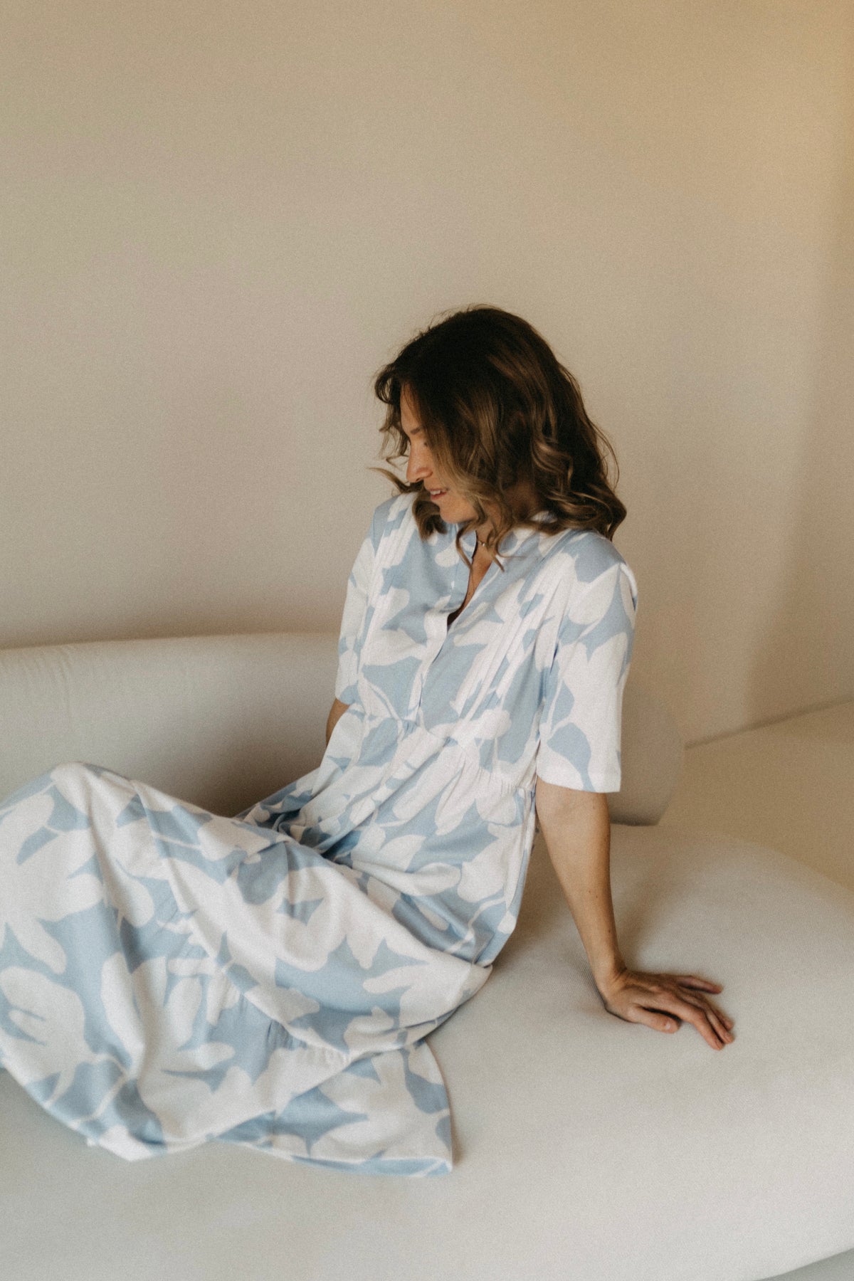 Loungekleid mit Biesen und 3/4-Arm – Blumenprint Hellblau/Weiß