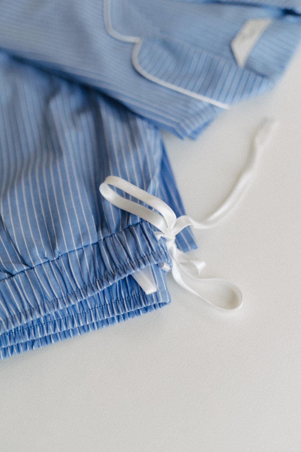 Pyjama aus Webware – Streifen Hellblau/Weiß