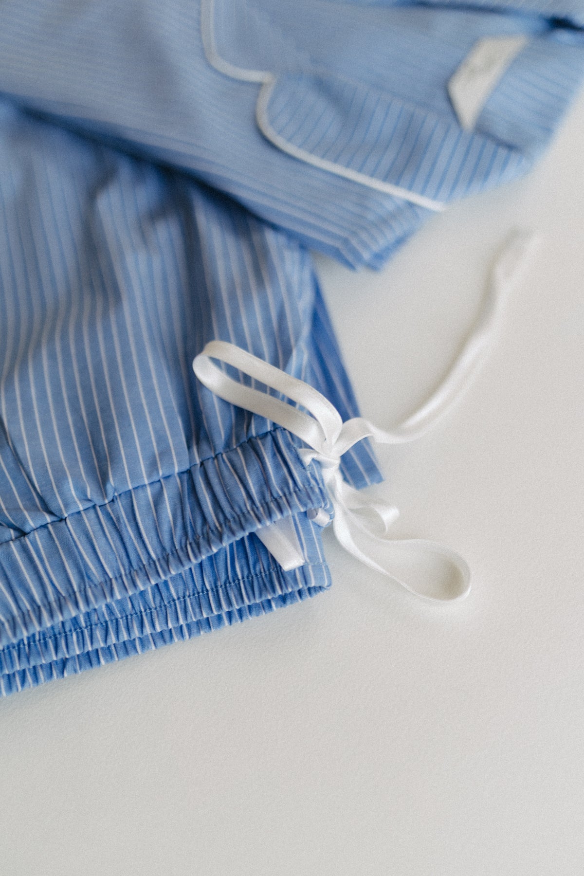 Pyjama aus Webware – Streifen Hellblau/Weiß
