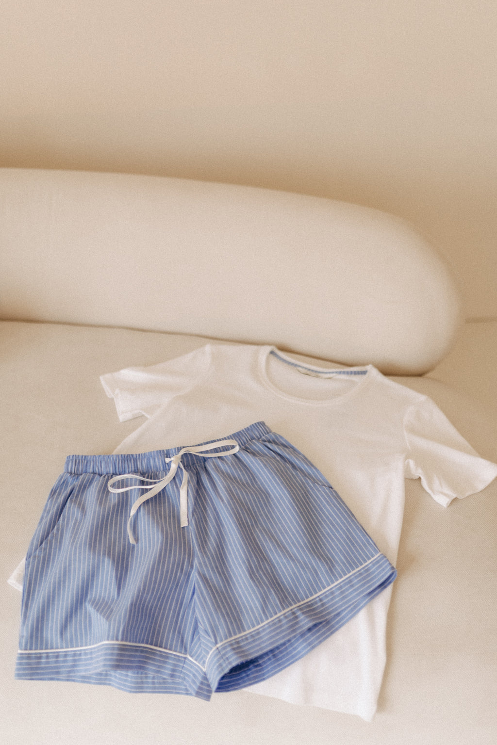 Shorty-Set mit Oberteil aus Rippenware – Weiß/Hellblau