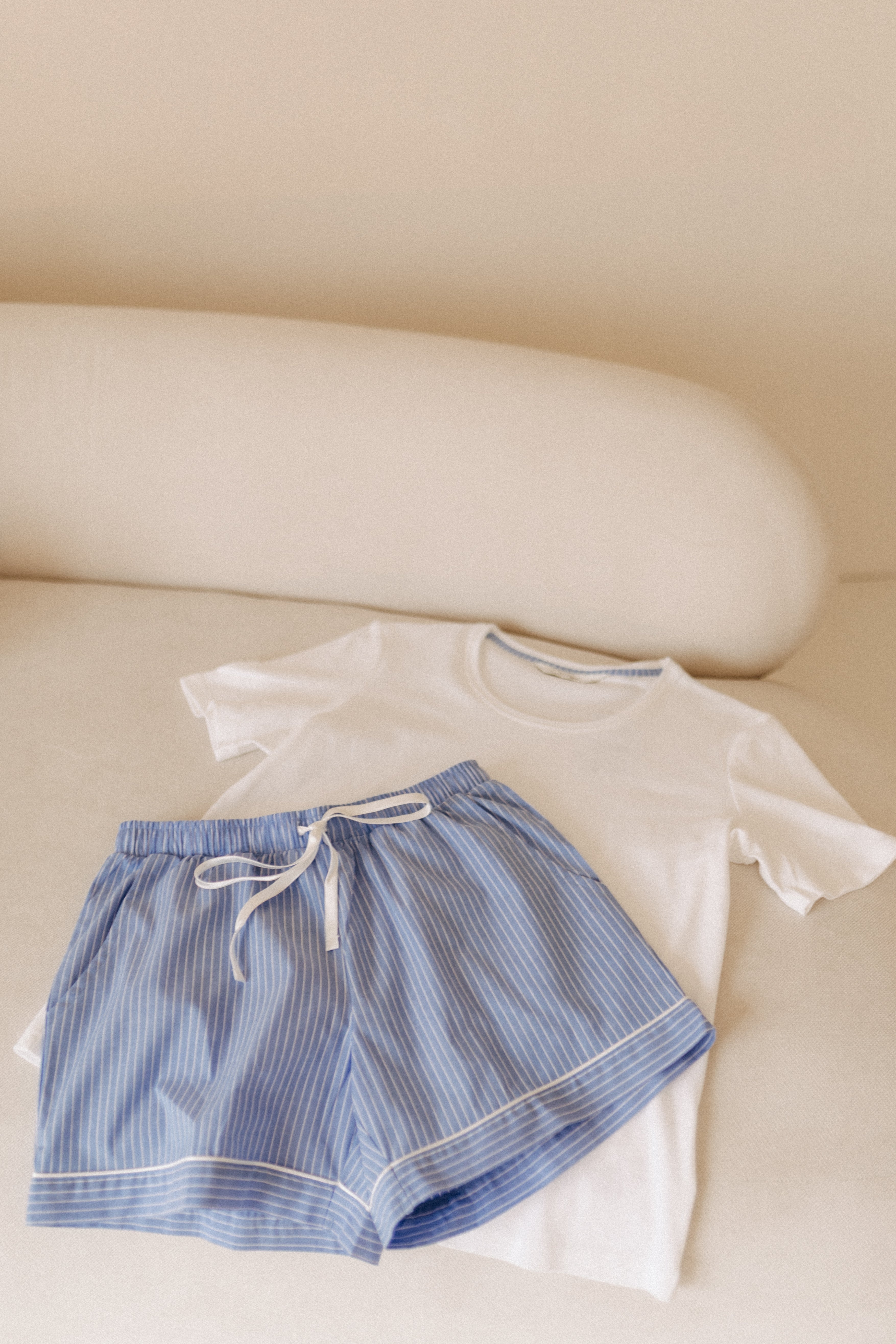 Shorty-Set mit Oberteil aus Rippenware – Weiß/Hellblau