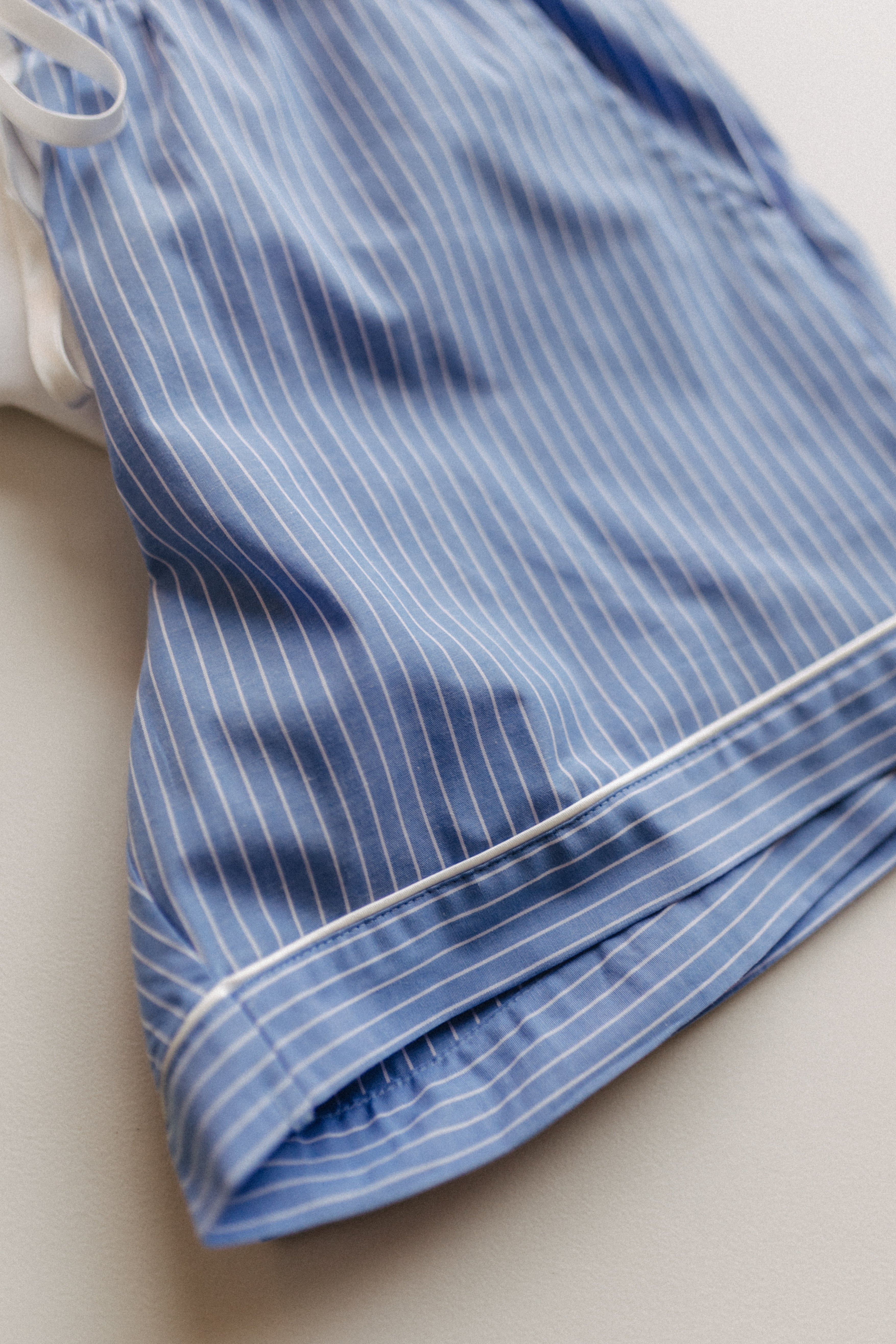 Shorty-Set mit Oberteil aus Rippenware – Weiß/Hellblau
