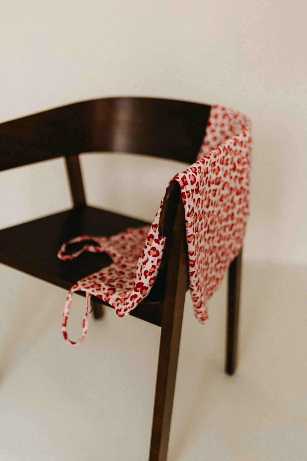 Nachthemd mit Spaghettiträgern – Leoprint Rot/Creme